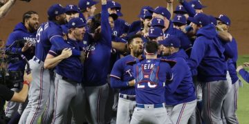 Jugadores de los Rangers celebran en el medio del diamante tras obtener el histórico triunfo.