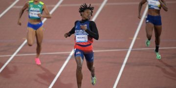 Marileidy Paulino cruza la meta final para ganar el oro en los 200 metros de los Juegos Panamericanos.AFP